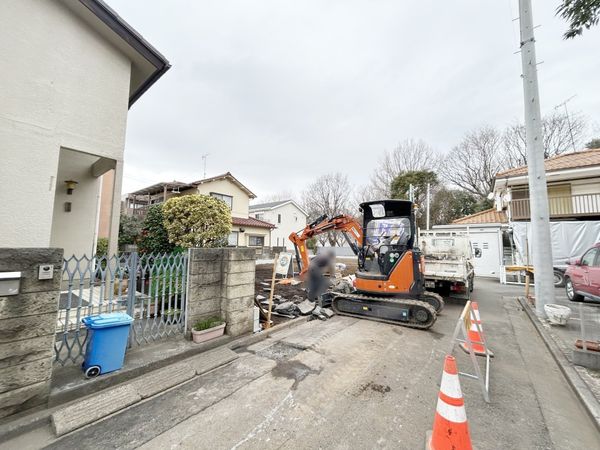 三鷹市新川6丁目戸建 1号棟 前面道路含む外観 三鷹市新川6丁目戸建 1号棟 前面道路含む外観