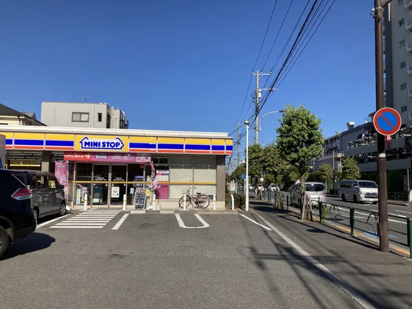 お酒、たばこ、手づくりおにぎりや弁当などが取り扱われています。買い忘れた物を買い足す際に、近くて便利です。デリバリーサービスにも対応している店舗です。24時間営業。