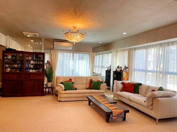 ３方向に開口部がある明るい広々としたリビング・ダイニング（床暖房有り）