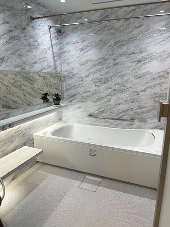 ゆったりとした大型サイズの浴室