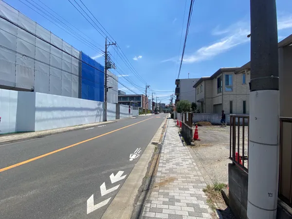 前面道路含む外観