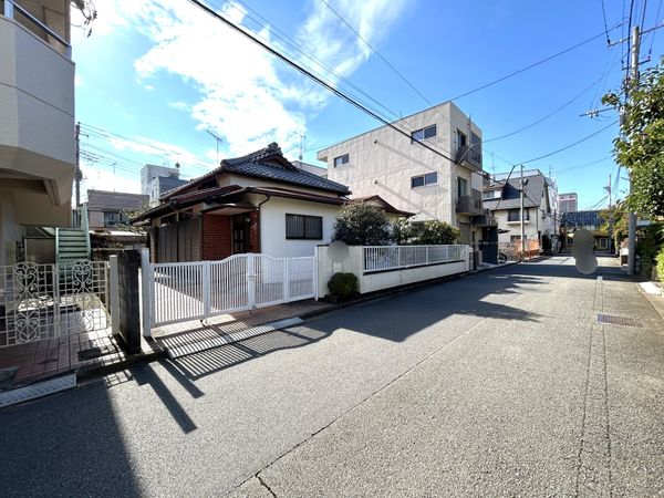 国立市富士見台1丁目 前面道路含む外観 国立市富士見台1丁目 前面道路含む外観