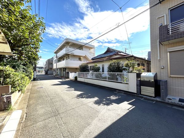国立市富士見台1丁目 前面道路含む外観 国立市富士見台1丁目 前面道路含む外観