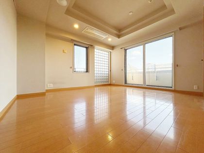 ガーデンズ国立 西館 リビング