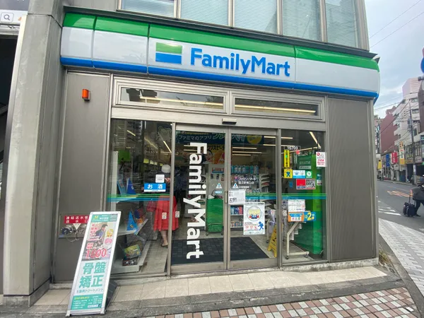 ファミリーマート国立駅南口店