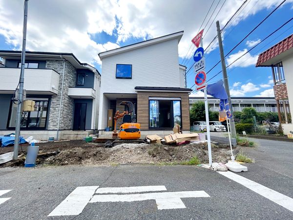 小金井市中町2丁目 新築戸建 1号棟 前面道路含む外観 小金井市中町2丁目 新築戸建 1号棟 前面道路含む外観