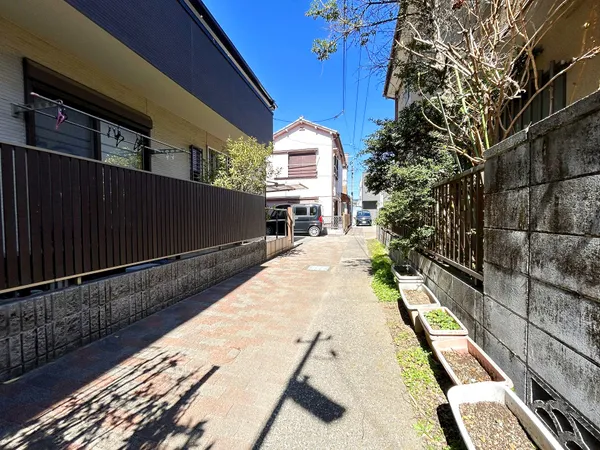 西側の前面道路（幅員約1.7ｍ～約2.8ｍ）