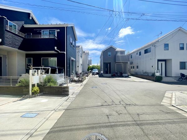 前面道路含む外観
