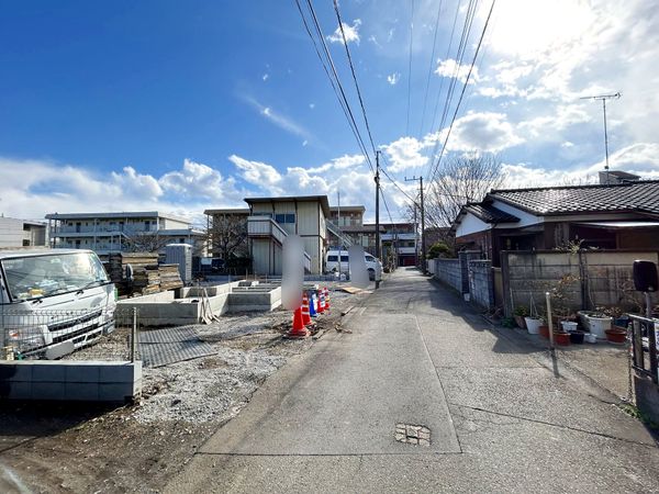 小金井市貫井南町2丁目 新築戸建 2号棟 前面道路含む外観 小金井市貫井南町2丁目 新築戸建 2号棟 前面道路含む外観