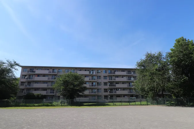 外観・南側広場より撮影