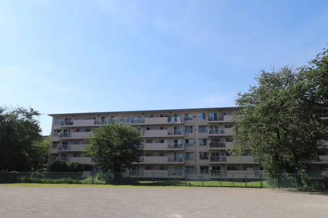 外観・南側広場より撮影