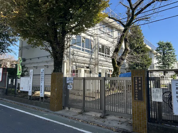 徒歩5分。