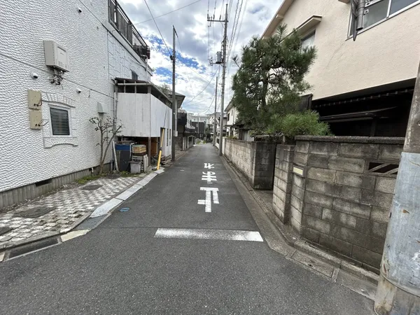 西側前面道路