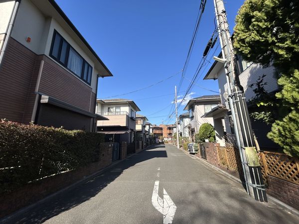 武蔵野市御殿山2丁目戸建 前面道路含む外観 武蔵野市御殿山2丁目戸建 前面道路含む外観