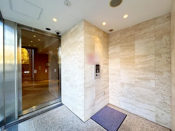 駐車場側エントランス