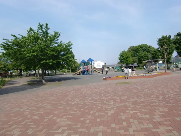 徒歩8分。
