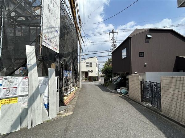 前面道路含む外観