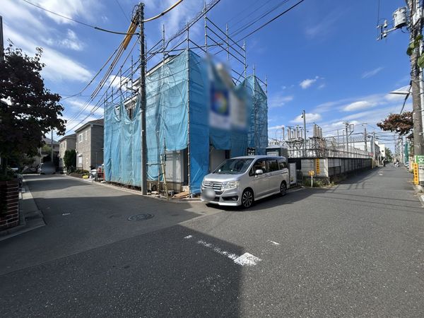 調布市深大寺東町1丁目新築戸建 前面道路含む外観 調布市深大寺東町1丁目新築戸建 前面道路含む外観