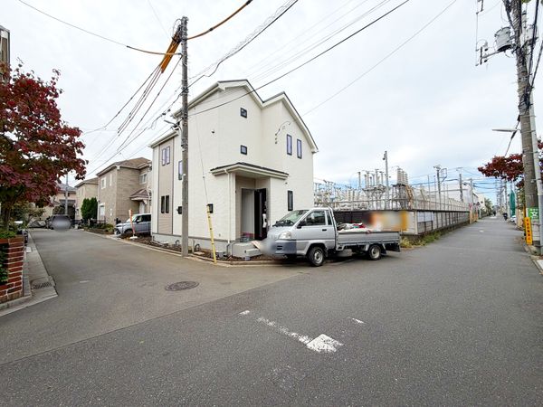 調布市深大寺東町1丁目新築戸建 前面道路含む外観 調布市深大寺東町1丁目新築戸建 前面道路含む外観