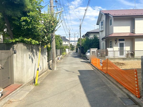 調布市佐須町2丁目新築戸建 前面道路含む外観 調布市佐須町2丁目新築戸建 前面道路含む外観