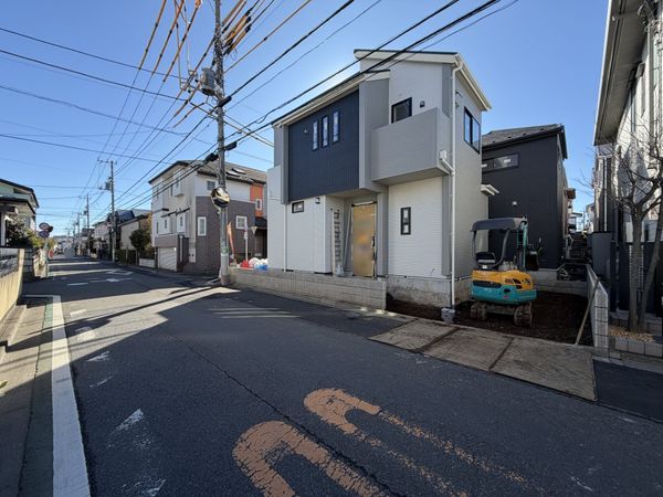 調布市深大寺東町6丁目新築戸建 2号棟 前面道路含む外観 調布市深大寺東町6丁目新築戸建 2号棟 前面道路含む外観
