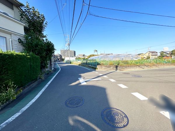 調布市布田6丁目 戸建 前面道路含む外観 前面道路含む外観