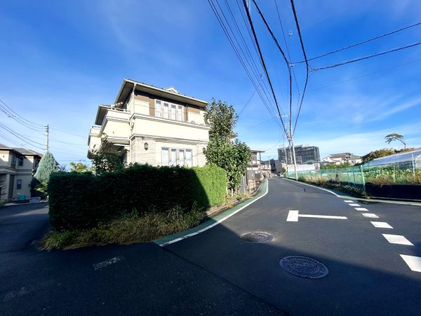 調布市布田6丁目 戸建 前面道路含む外観 調布市布田6丁目 戸建 前面道路含む外観