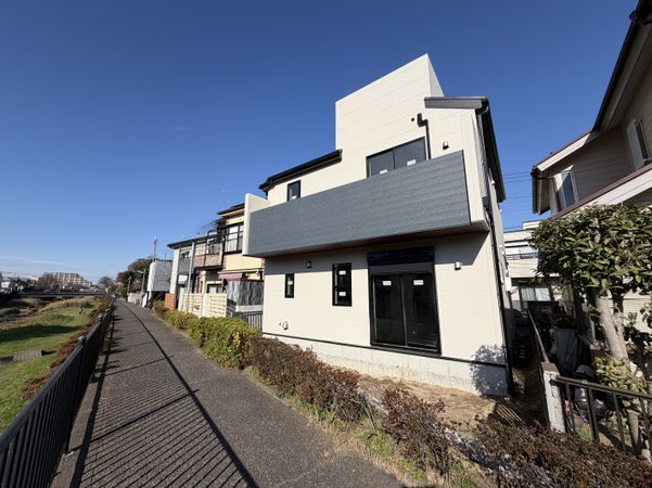 調布市佐須町2丁目新築戸建 前面道路含む外観