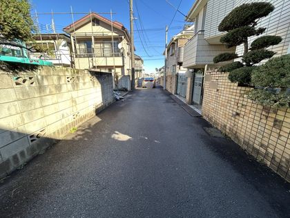 調布市深大寺北町1丁目新築戸建 2号棟 前面道路含む外観