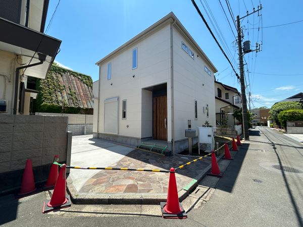 三鷹市大沢1丁目 新築戸建1号棟 前面道路含む外観 三鷹市大沢1丁目 新築戸建1号棟 前面道路含む外観