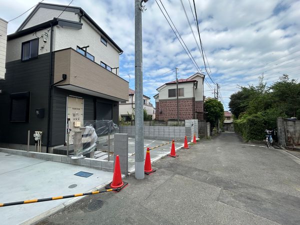 調布市深大寺北町4丁目 新築戸建B号棟 前面道路含む外観 調布市深大寺北町4丁目 新築戸建B号棟 前面道路含む外観