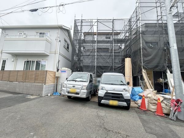 調布市深大寺北町4丁目 新築戸建A号棟 前面道路含む外観 調布市深大寺北町4丁目 新築戸建A号棟 前面道路含む外観