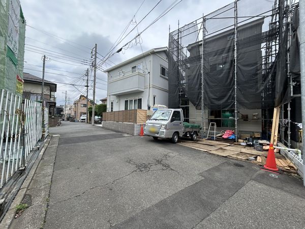 調布市深大寺北町4丁目 新築戸建A号棟 前面道路含む外観 調布市深大寺北町4丁目 新築戸建A号棟 前面道路含む外観
