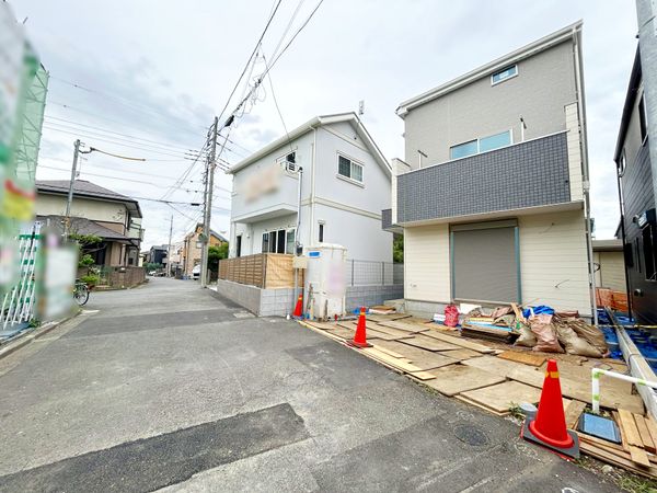 調布市深大寺北町4丁目 新築戸建A号棟 前面道路含む外観 調布市深大寺北町4丁目 新築戸建A号棟 前面道路含む外観