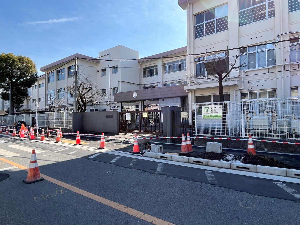 調布市立染地小学校（約630ｍ）