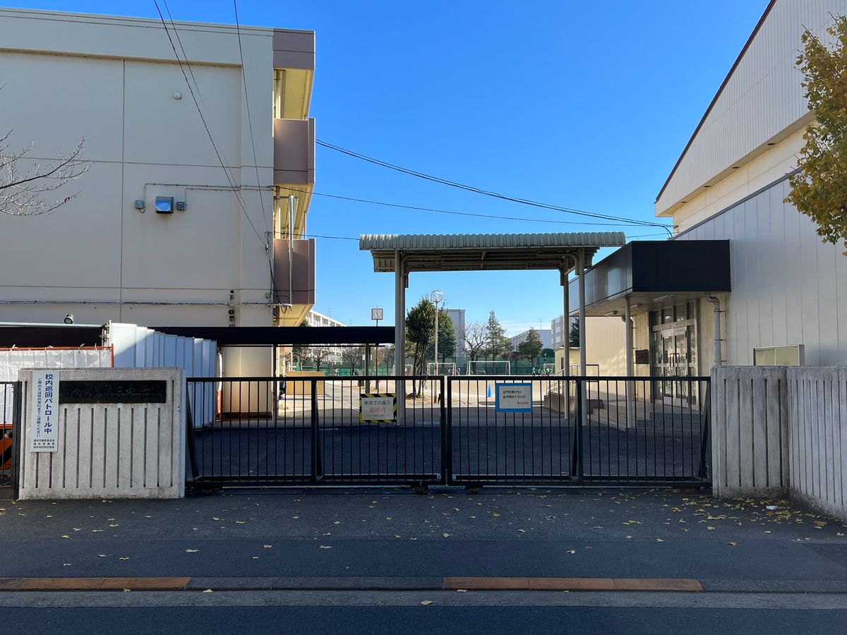 調布市立第三中学校（約750ｍ）