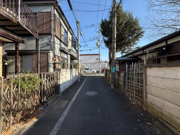 北東側前面道路