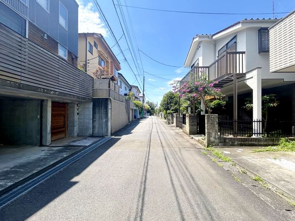 日野市南平2丁目 新築戸建 前面道路含む外観 日野市南平2丁目 新築戸建 前面道路含む外観
