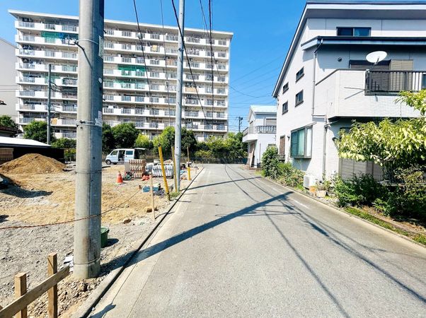 稲城市大丸 新築戸建 3号棟 前面道路含む外観