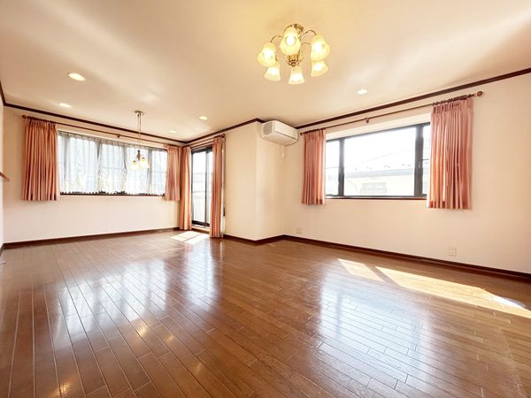 府中市新町1丁目 戸建 リビング