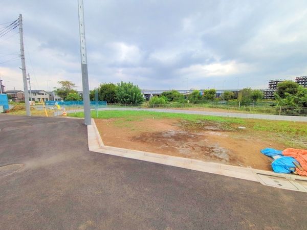 府中市南町1丁目 新築戸建 A号棟 前面道路含む外観