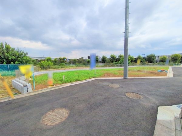 府中市南町1丁目 新築戸建 A号棟 前面道路含む外観