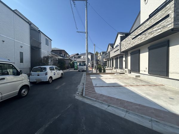 四谷二丁目 新築戸建 2号棟 前面道路含む外観 四谷二丁目 新築戸建 2号棟 前面道路含む外観