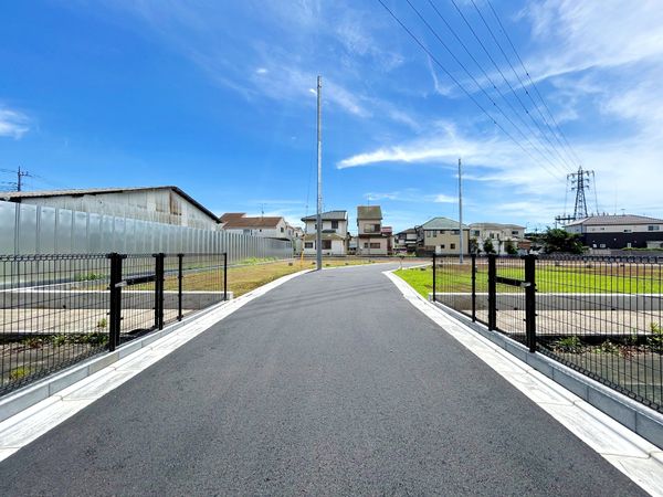 前面道路含む外観