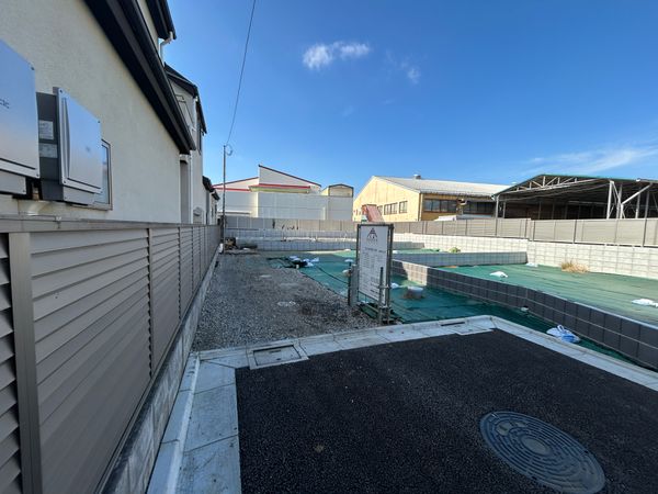 美好町3丁目 新築戸建 前面道路含む外観 美好町3丁目 新築戸建 前面道路含む外観