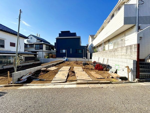 府中市分梅町1丁目 新築戸建1号棟 前面道路含む外観 府中市分梅町1丁目 新築戸建1号棟 前面道路含む外観