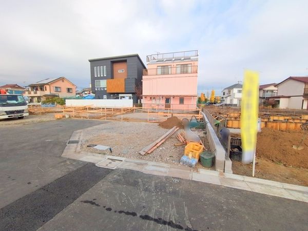 府中市日新町5丁目 新築戸建 3号棟 前面道路含む外観 府中市日新町5丁目 新築戸建 3号棟 前面道路含む外観