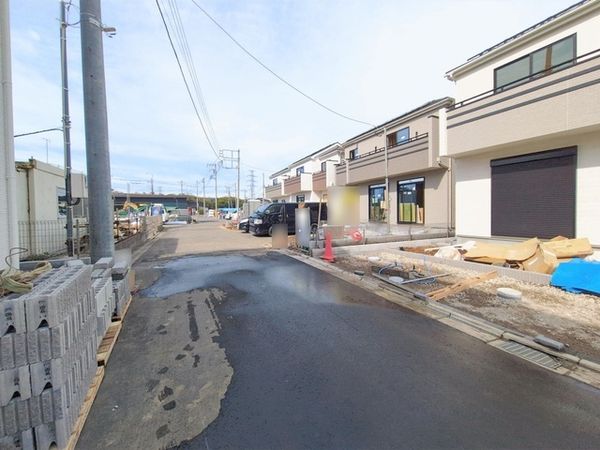 府中市日新町5丁目 新築戸建 3号棟 前面道路含む外観 府中市日新町5丁目 新築戸建 3号棟 前面道路含む外観