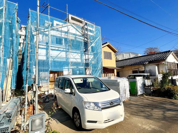 府中市日新町1丁目 新築戸建 前面道路含む外観 府中市日新町1丁目 新築戸建 前面道路含む外観