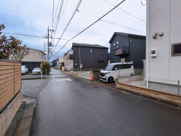 府中市新町2丁目 新築戸建 1号棟 前面道路含む外観 府中市新町2丁目 新築戸建 1号棟 前面道路含む外観